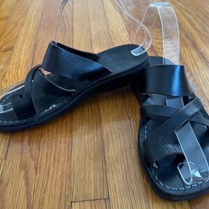 Camel Black Leather toe loops flip flops Sandals, size 5.5 vacation resort wear